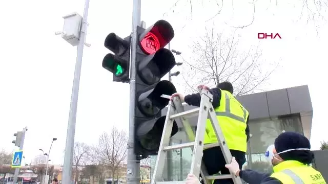 SAKARYA Trafik ışıklarıyla 'evde kal' çağrısı yapılıyor SAKARYA Trafik ışıklarıyla 'evde kal' çağrısı yapılıyor