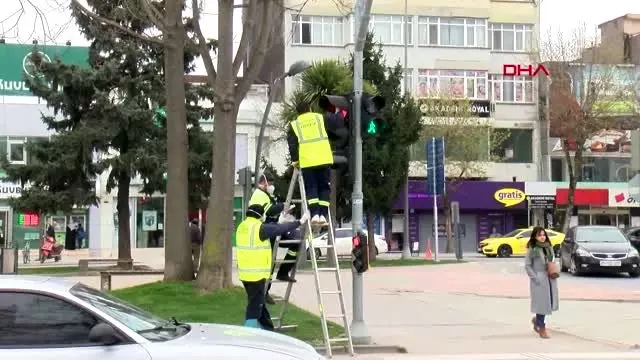 SAKARYA Trafik ışıklarıyla 'evde kal' çağrısı yapılıyor SAKARYA Trafik ışıklarıyla 'evde kal' çağrısı yapılıyor