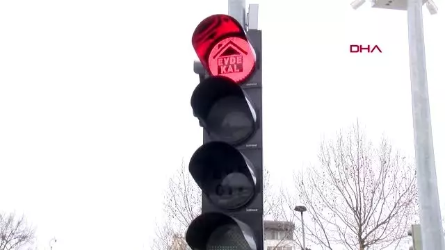 SAKARYA Trafik ışıklarıyla 'evde kal' çağrısı yapılıyor SAKARYA Trafik ışıklarıyla 'evde kal' çağrısı yapılıyor