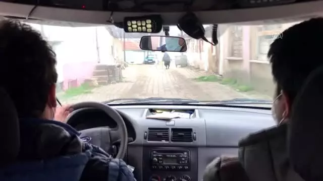 Saniye teyze emekli maaşını polis ekipleriyle çekti