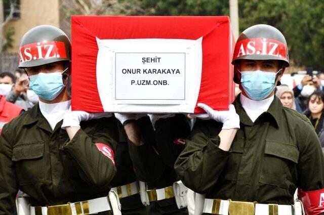 Şehit cenazesinde koronavirüs önlemi! Tabutu askerler dışında başkasının taşımasına izin verilmedi