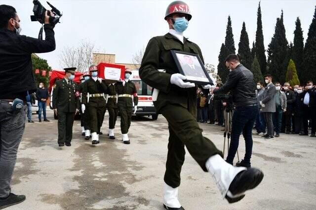 Şehit cenazesinde koronavirüs önlemi! Tabutu askerler dışında başkasının taşımasına izin verilmedi