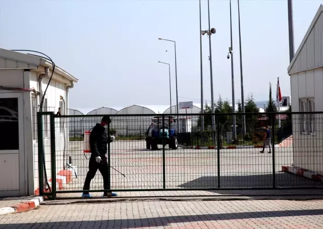 Sığınmacıların kaldığı geçici barınma merkezlerinde Kovid-19 tedbirleri Sığınmacıların kaldığı geçici barınma merkezlerinde Kovid-19 tedbirleri
