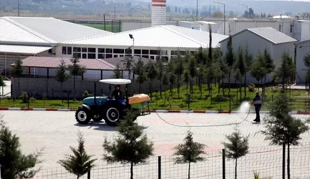 Sığınmacıların kaldığı geçici barınma merkezlerinde Kovid-19 tedbirleri Sığınmacıların kaldığı geçici barınma merkezlerinde Kovid-19 tedbirleri