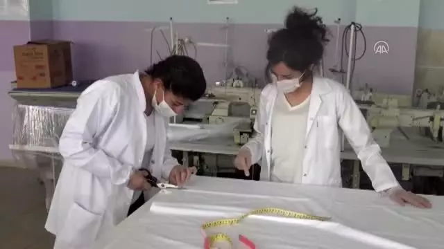 Silopi'de öğrenciler maske üretimine başladı