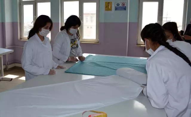 Şırnak'ta öğrenciler maske üretimine başladı Şırnak'ta öğrenciler maske üretimine başladı