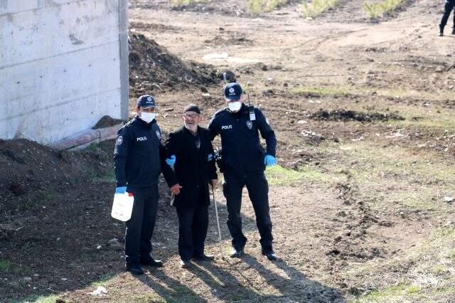 Sivas'ta 93 yaşındaki dede mahsur kalınca imdadına polis yetişti