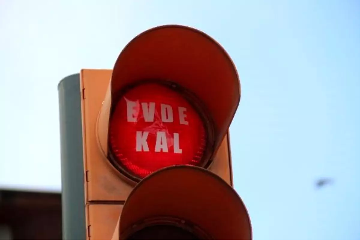 Sivas'ta trafik ışıklarına 'Evde kal' yazısı eklendi