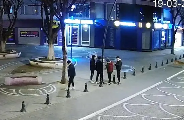 Sokaktaki el dezenfektanlarına zarar veren 5 çocuk serbest Sokaktaki el dezenfektanlarına zarar veren 5 çocuk serbest