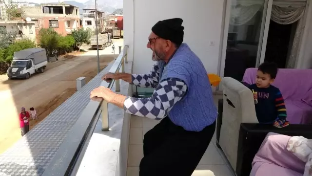 Sporunu evde yapıyor, akranlarına da Sporunu evde yapıyor, akranlarına da