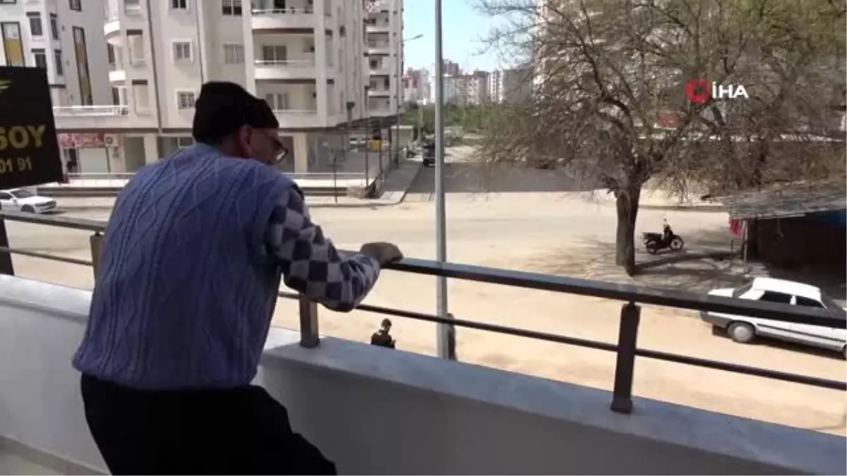 Sporunu evde yapıyor, akranlarına da ’Evde Kal’ diyor
