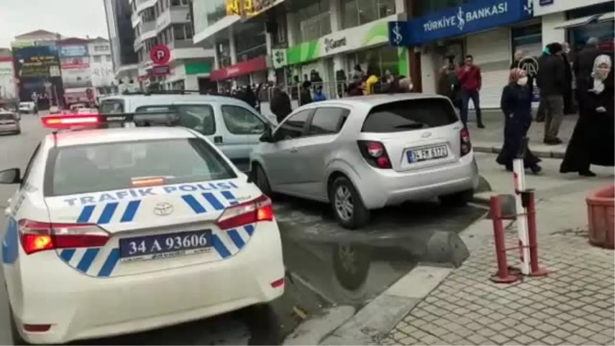 Sultanbeyli’de polisten vatandaşlara ’dışarı çıkmayın’ uyarıları sürüyor