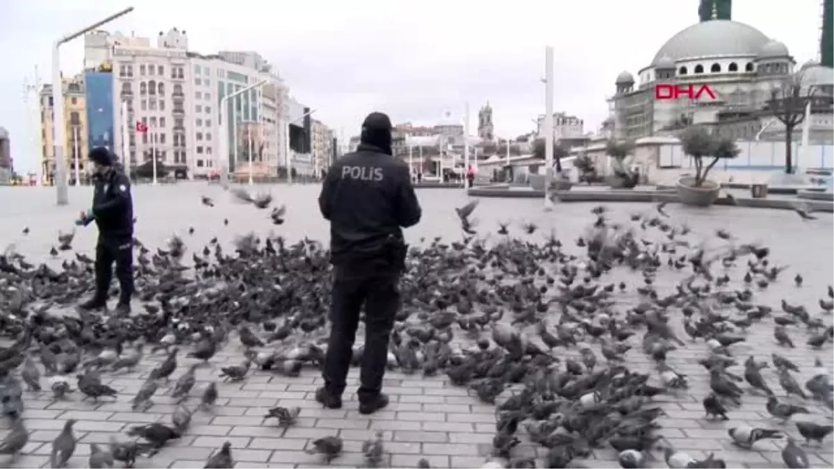 TAKSİM’DE AÇ KALAN GÜVERCİNLERİ POLİSLER BESLEDİ