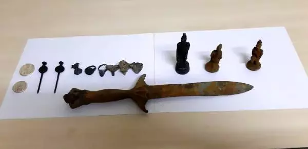 Tarihi eserleri satmaya götürürken yakalandılar Tarihi eserleri satmaya götürürken yakalandılar