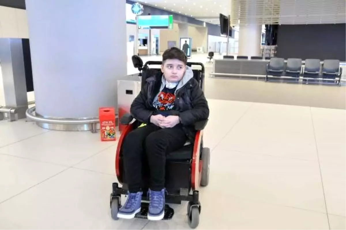 Tedavisi koronavirüs nedeniyle yarım kalan 12 yaşındaki Kayra, Türkiye'ye gönderildi