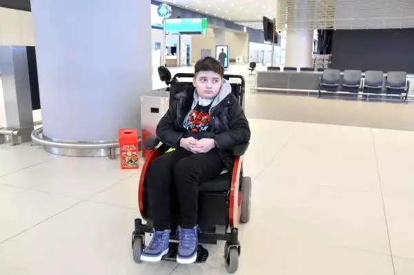 Tedavisi koronavirüs nedeniyle yarım kalan 12 yaşındaki Kayra, Türkiye'ye gönderildi Tedavisi koronavirüs nedeniyle yarım kalan 12 yaşındaki Kayra, Türkiye'ye gönderildi