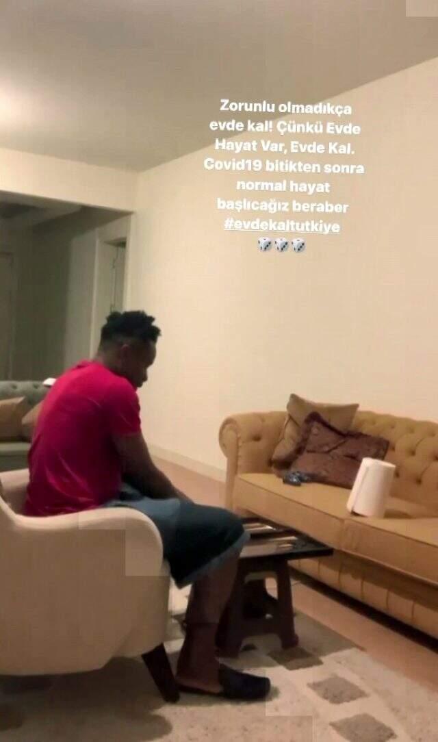 Tek başına tavla oynayan Onazi, evde kal çağrısı yaptı