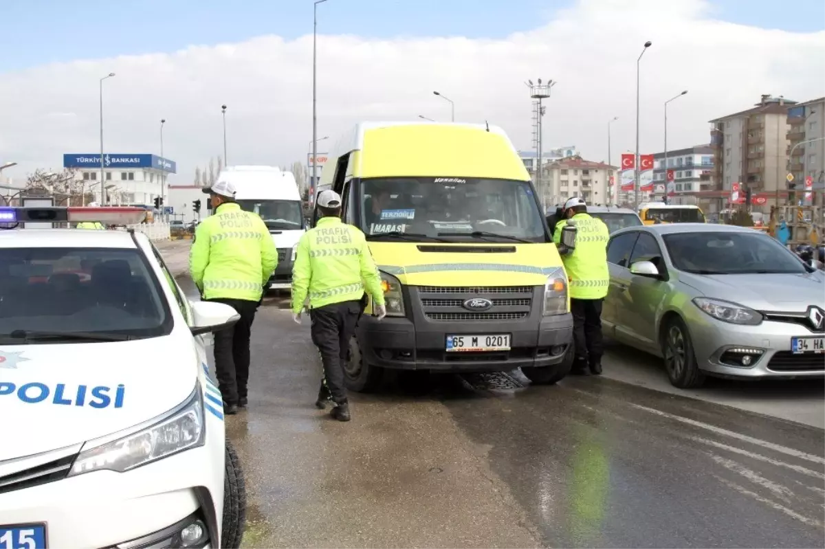 Toplu ulaşımda 'güvenli mesafe' düzenine uymayan yandı