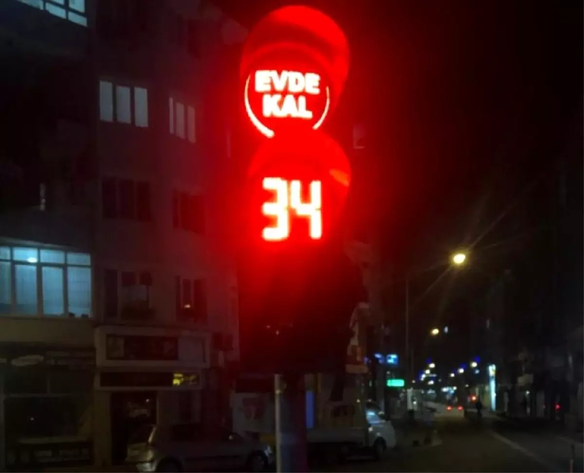 Trafik ışıklarıyla 'evde kal' uyarısı