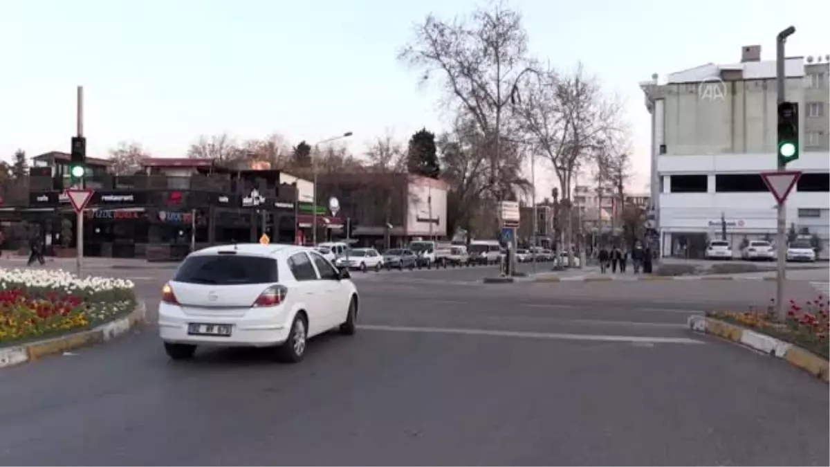 Trafik ışıklarıyla koronavirüse karşı ’Evde kal’ çağrısı