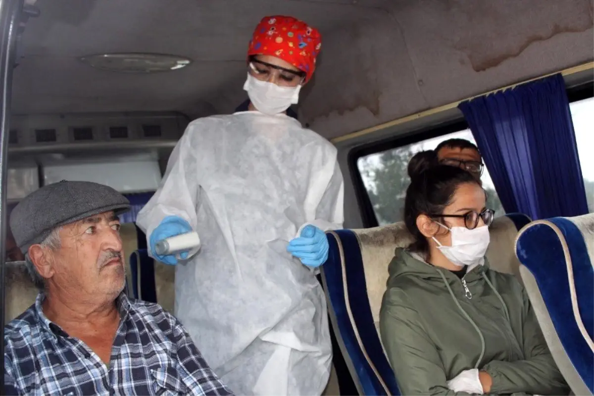 UMKE görevlileri güvenlik kontrol noktalarında vatandaşların ateşini ölçüyor