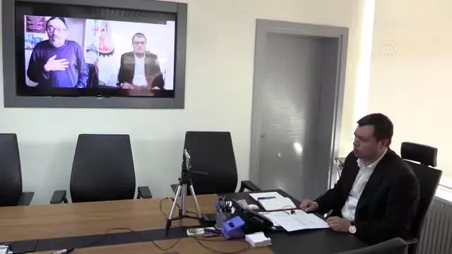 Uşak Belediye Başkanı Mehmet Çakın, vatandaşlarla telekonferans yöntemiyle görüşüyor Uşak Belediye Başkanı Mehmet Çakın, vatandaşlarla telekonferans yöntemiyle görüşüyor