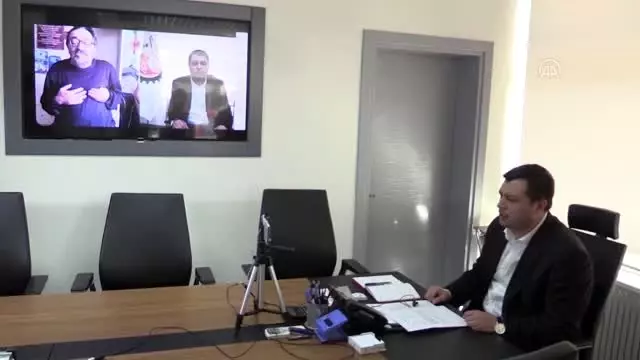 Uşak Belediye Başkanı Mehmet Çakın, vatandaşlarla telekonferans yöntemiyle görüşüyor Uşak Belediye Başkanı Mehmet Çakın, vatandaşlarla telekonferans yöntemiyle görüşüyor