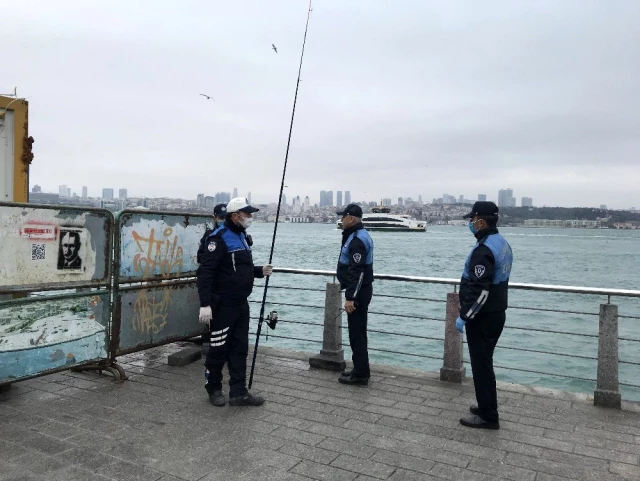 Üsküdar'da bariyerlerin arkasında balık tutmak isteyen vatandaşı zabıta yakaladı