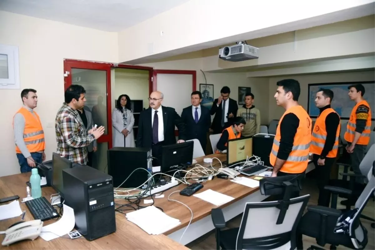 Vali Köşger, Vefa Sosyal Destek Çağrı Merkezi'ni ziyaret etti