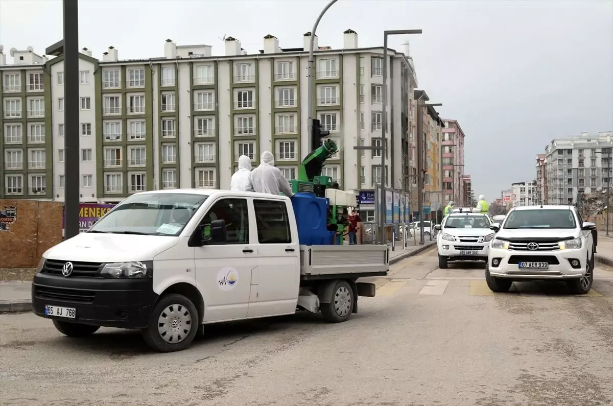 Van'da cadde ve sokaklar 17 araçla dezenfekte edildi