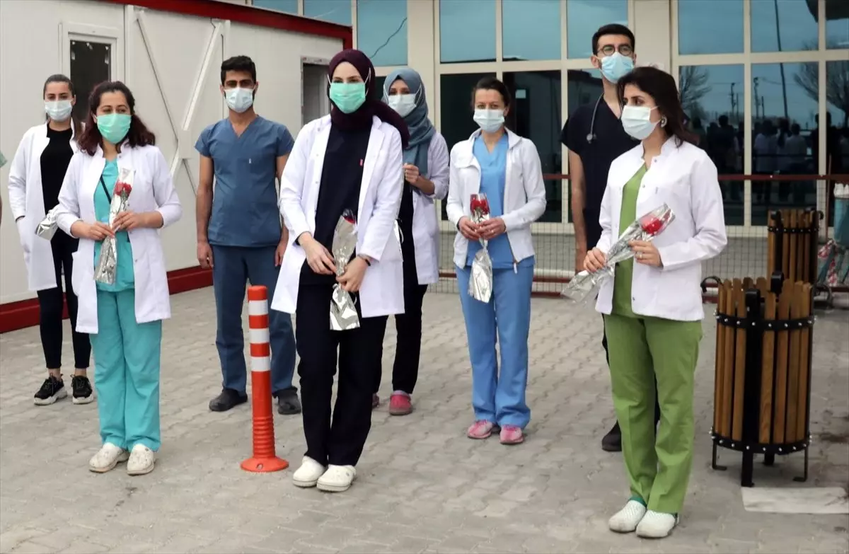 Van'da sağlık çalışanlarına karanfil dağıtıldı
