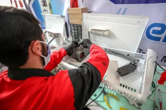 Van'da üretilen ve havadaki virüsleri öldüren cihaz için talep patlaması yaşanıyor Van'da üretilen ve havadaki virüsleri öldüren cihaz için talep patlaması yaşanıyor