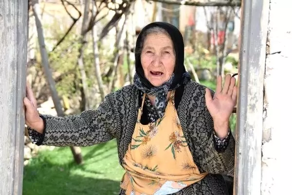 Videosu ilgi gören Tevhide nine, herkesi yetişecek üzümleri yemeye davet etti