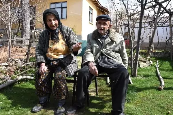 Videosu ilgi gören Tevhide nine, herkesi yetişecek üzümleri yemeye davet etti Videosu ilgi gören Tevhide nine, herkesi yetişecek üzümleri yemeye davet etti