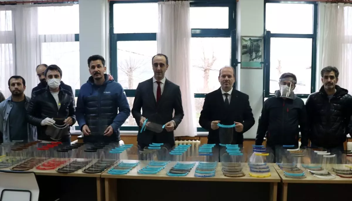 Yalova'da öğretmenler okullardaki 3D yazıcıları evlerine götürüp siper maske üretti