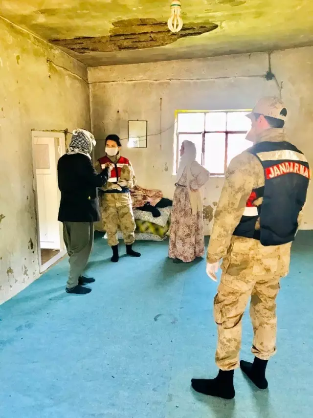 Yaşlı çiftin ihtiyaçlarını jandarma karşıladı Yaşlı çiftin ihtiyaçlarını jandarma karşıladı