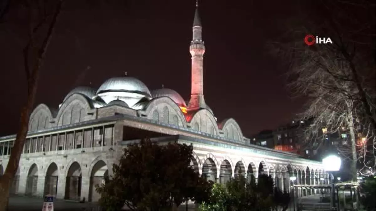 Yatsı ezanı sonrası camilerden dua sesleri yükseldi