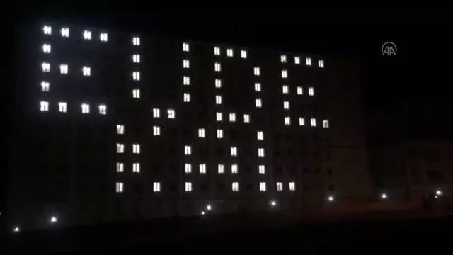 Yurt binasının ışıklarıyla 'Evde kal' çağrısı yapıldı