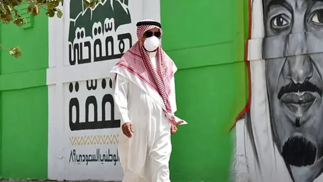 Alışveriş arabası ve market kapısına tüküren adamın korona testi pozitif çıktı! İdam cezası alabilir