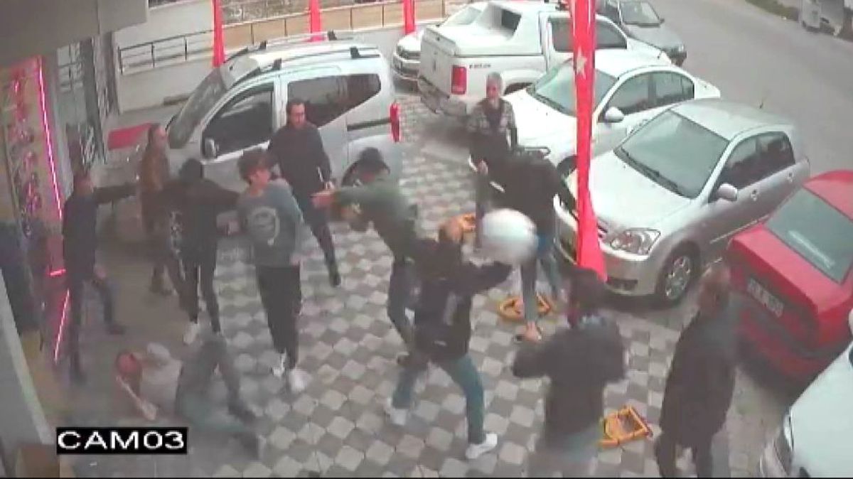 Öfkeli adam, bir gün önce tartıştığı baba ve oğlunun dükkanını 12 kişiyle bastı