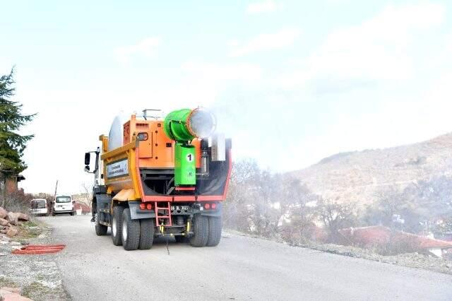 Ankara Mamak Belediyesi, koronavirüse karşı Kovid-19 SAVAR'la sokakları dezenfekte ediyor