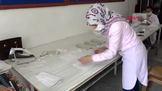 ANTALYA Öğretmenler, sağlık personeli için maske üretiyor ANTALYA Öğretmenler, sağlık personeli için maske üretiyor