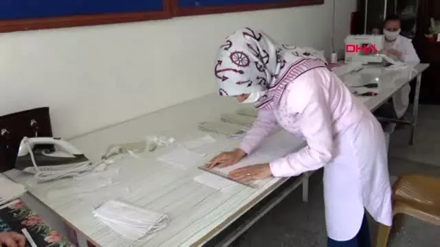 ANTALYA Öğretmenler, sağlık personeli için maske üretiyor ANTALYA Öğretmenler, sağlık personeli için maske üretiyor