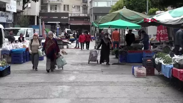 ANTALYA Pazarlarda giyim tezgahları açılmadı ANTALYA Pazarlarda giyim tezgahları açılmadı