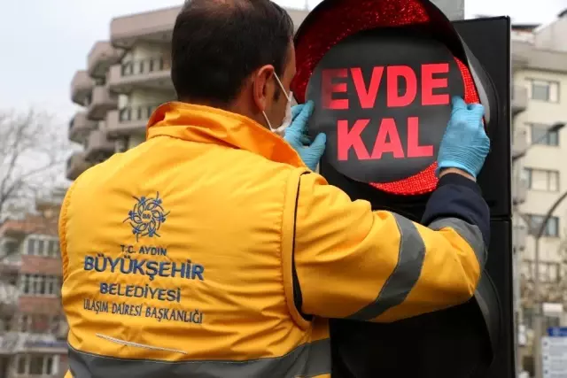 Aydın'da trafik lambalarına 'Evde kal' uyarısı yapıştırıldı