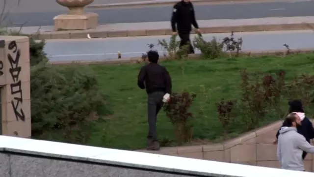 Başkent'te liselilerden taşlı sopalı laf atma kavgası Başkent'te liselilerden taşlı sopalı laf atma kavgası