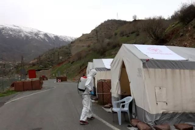 Çukurca'da dezenfekte çalışması Çukurca'da dezenfekte çalışması