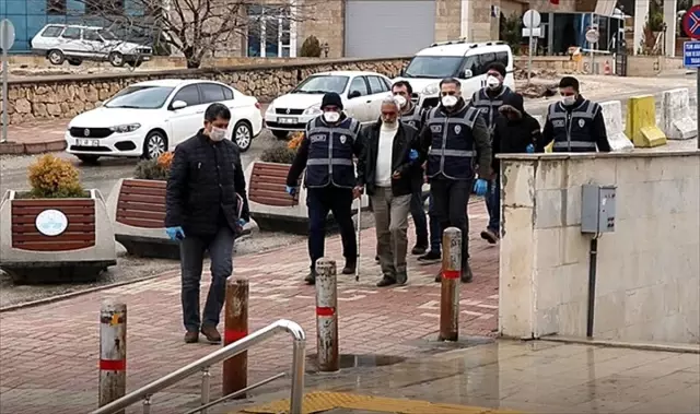 Elazığ'da silahlı kavgaya karışan 3 şüpheli tutuklandı Elazığ'da silahlı kavgaya karışan 3 şüpheli tutuklandı