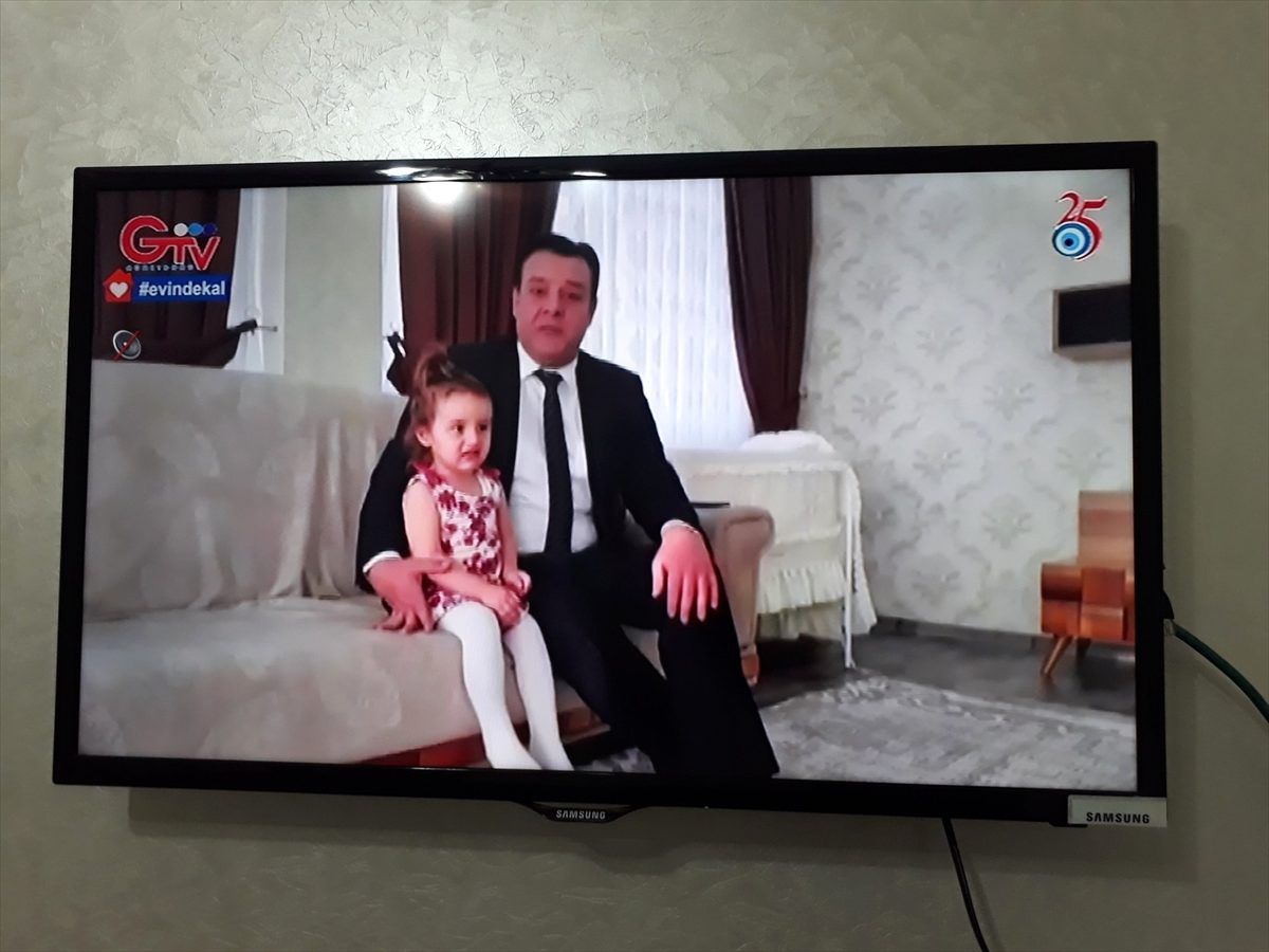 'Evde kal' farkındalığı için ana haber bültenini evden sundu