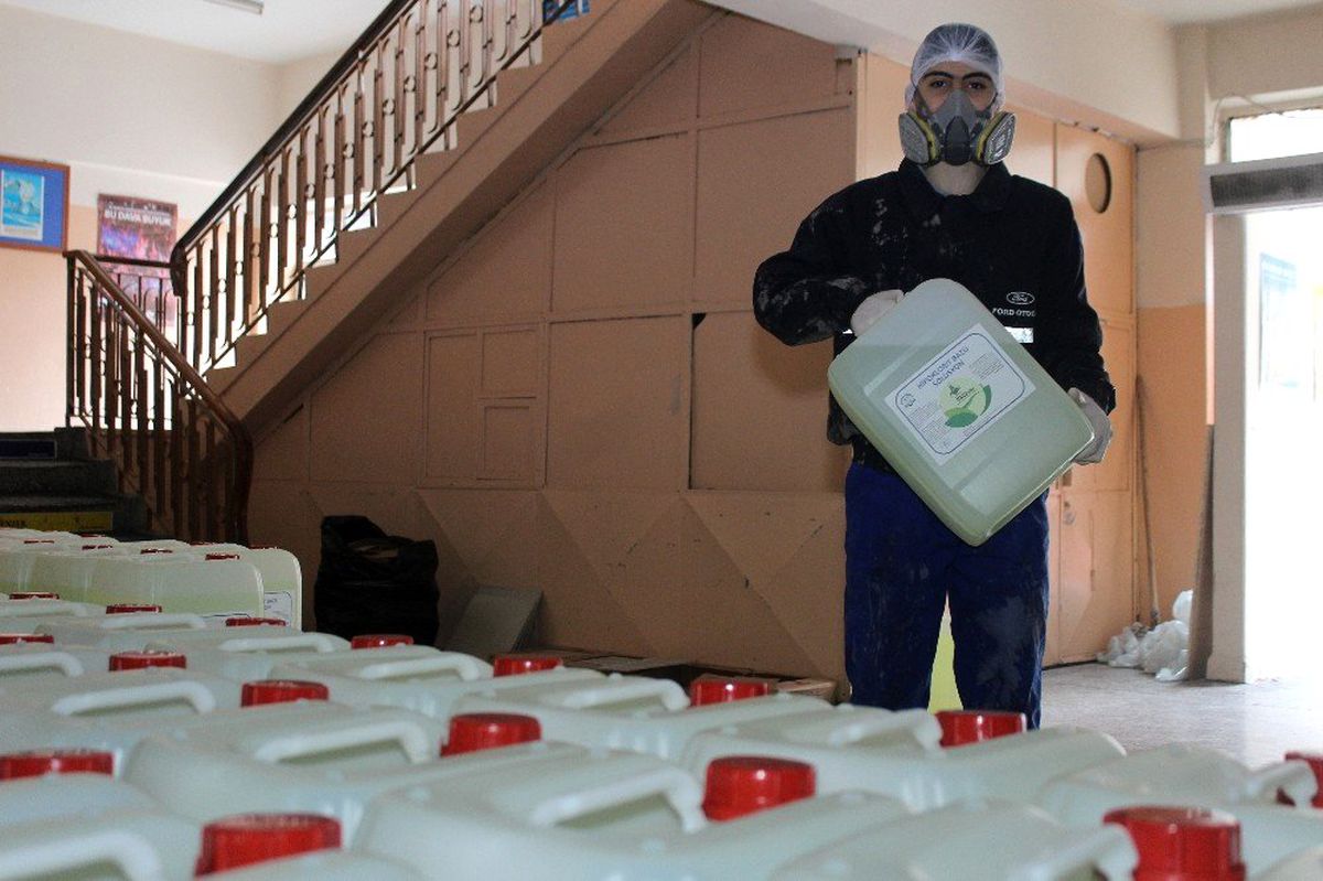 Fabrika gibi çalışan meslek lisesi 15 günde 100 tondan fazla dezenfektan üretti